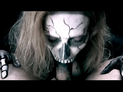 ❤️ Demon djevojka siše kurac svojim crnim ustima i guta spermu. ❌ Tvrdi porno kod nas